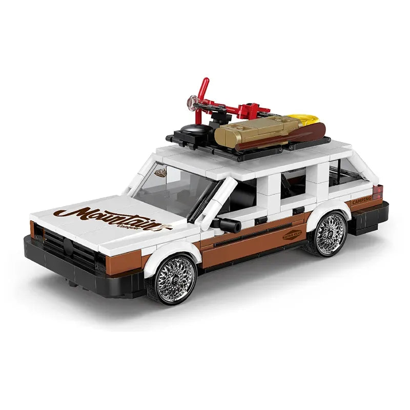 Retro Camper Wagon – brick-built display model made from building blocks