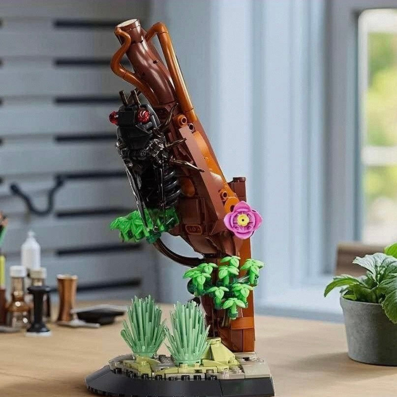 Cicada on Branch | 418pcs — view 2 | Power Brickz