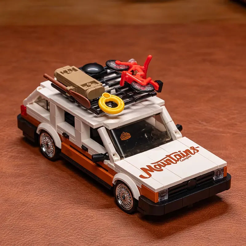 Retro Camper Wagon – brick-built display model made from building blocks