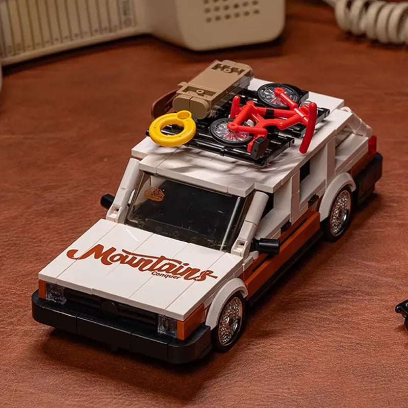 Retro Camper Wagon – brick-built display model made from building blocks