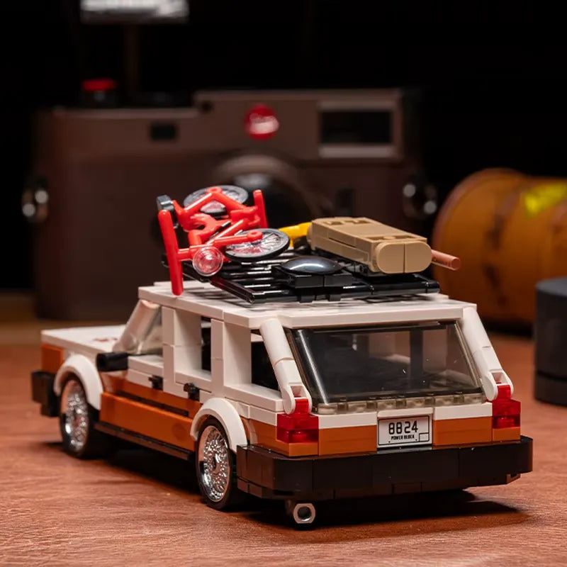 Retro Camper Wagon – brick-built display model made from building blocks