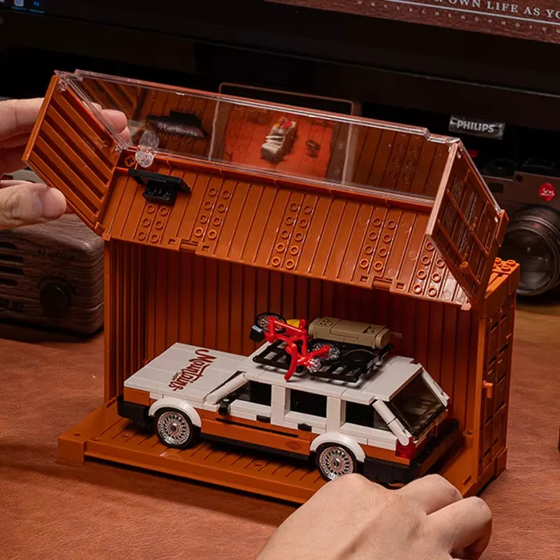 Retro Camper Wagon – brick-built display model made from building blocks