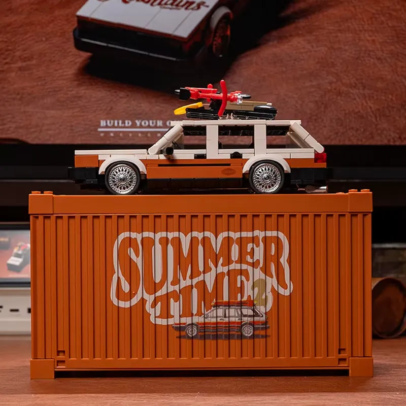 Retro Camper Wagon – brick-built display model made from building blocks
