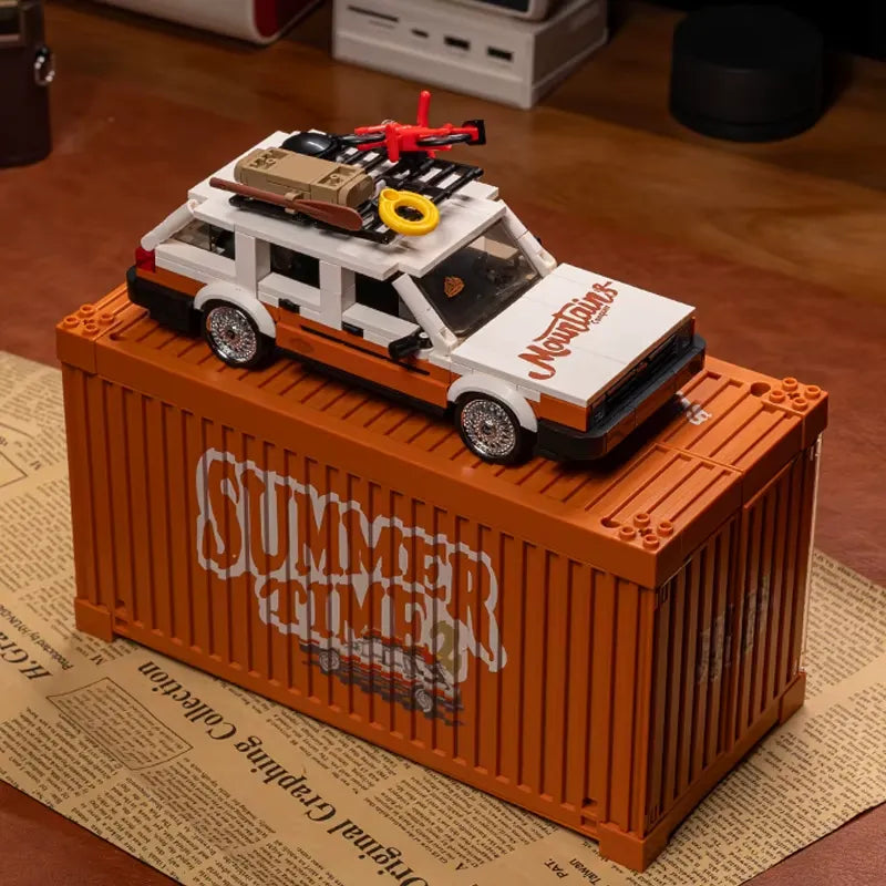 Retro Camper Wagon – brick-built display model made from building blocks