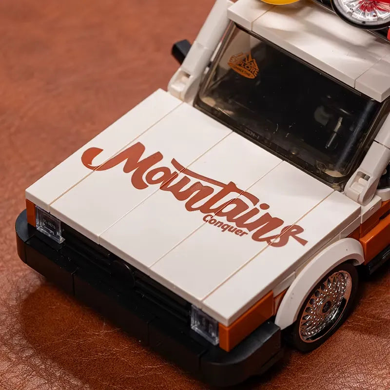 Retro Camper Wagon – brick-built display model made from building blocks